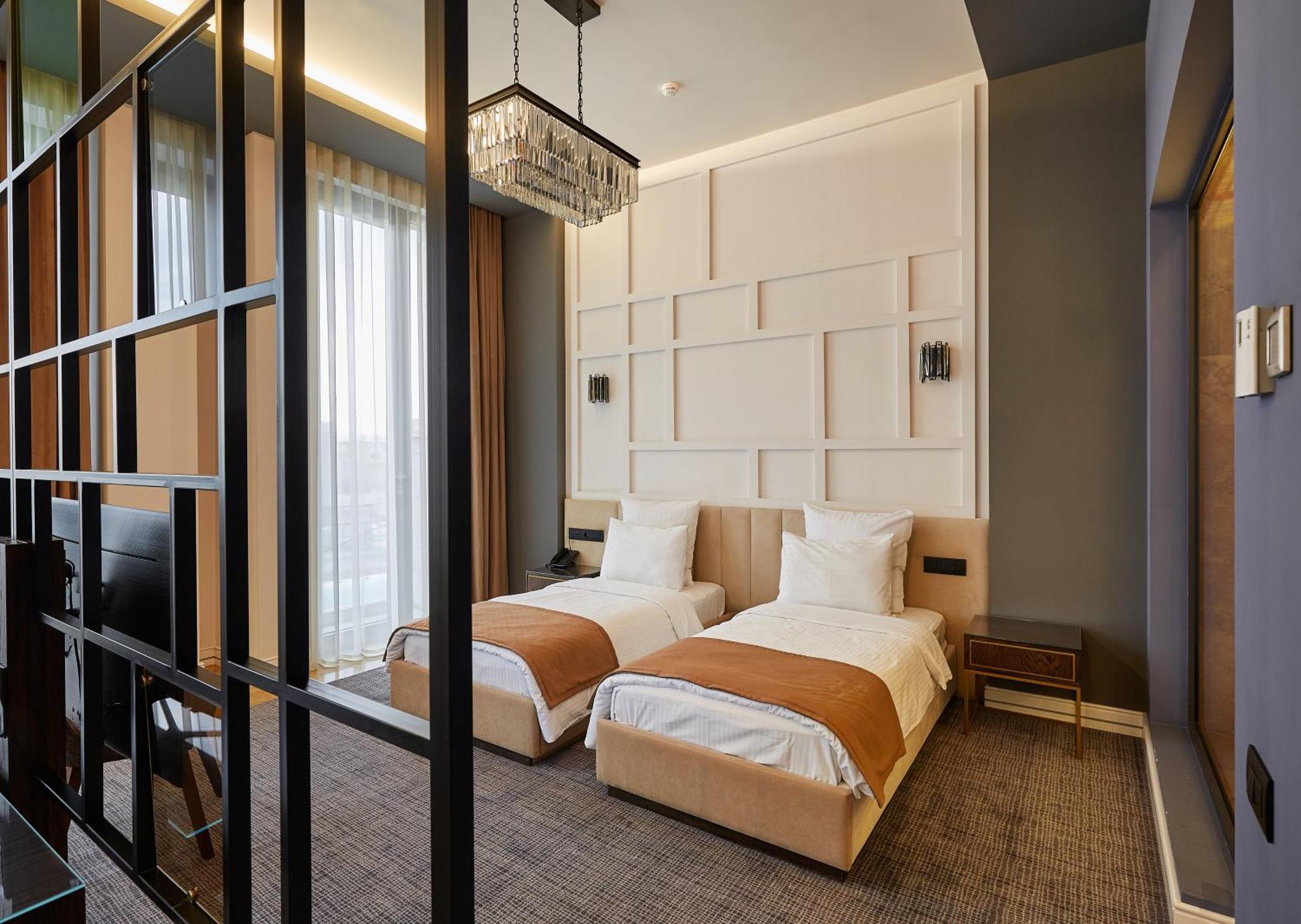 فندق أجابابيانز يريفان المظهر الخارجي الصورة A room at the hotel