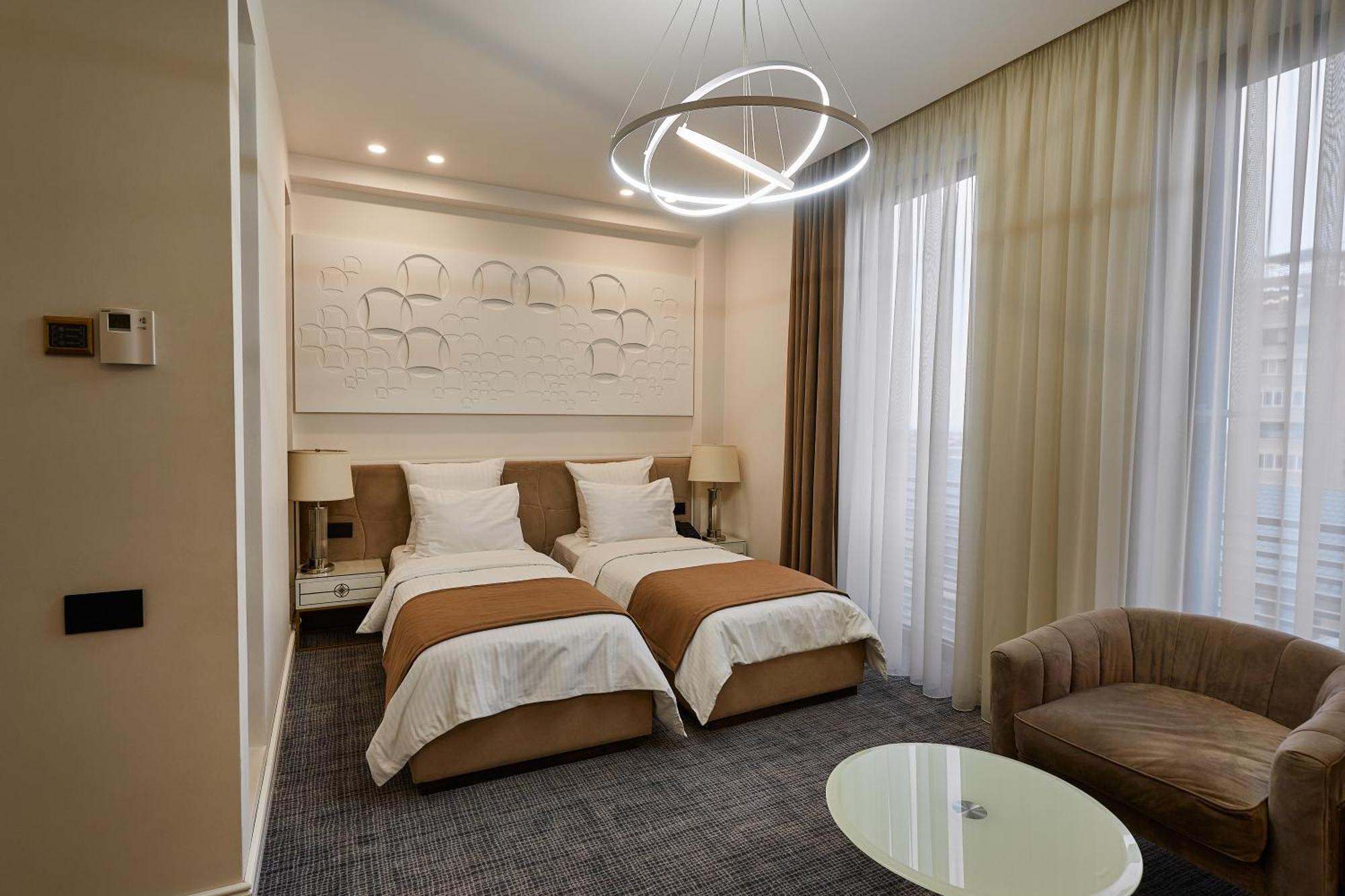 فندق أجابابيانز يريفان الغرفة الصورة A room at the hotel