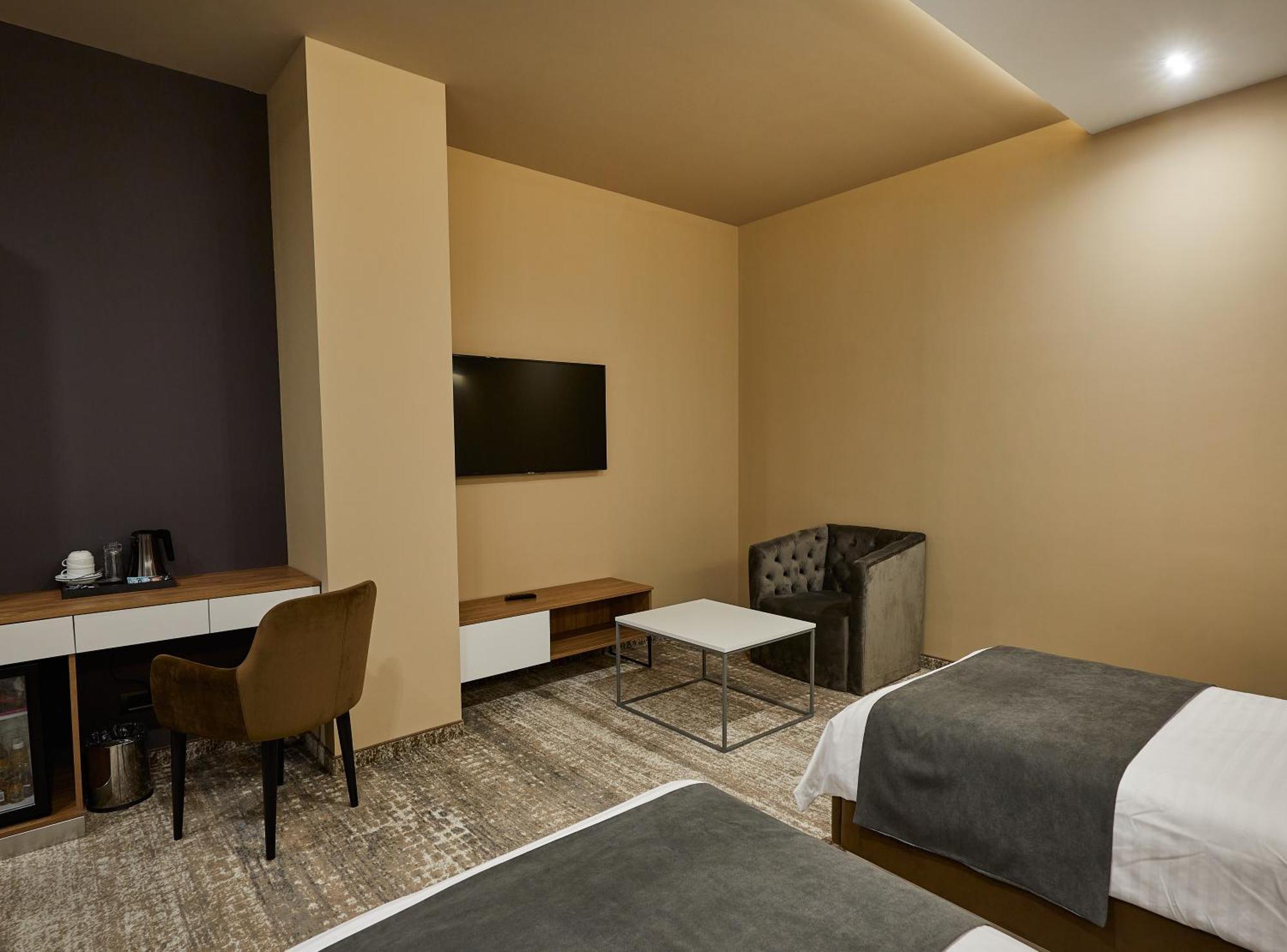 فندق أجابابيانز يريفان الغرفة الصورة A room at the hotel