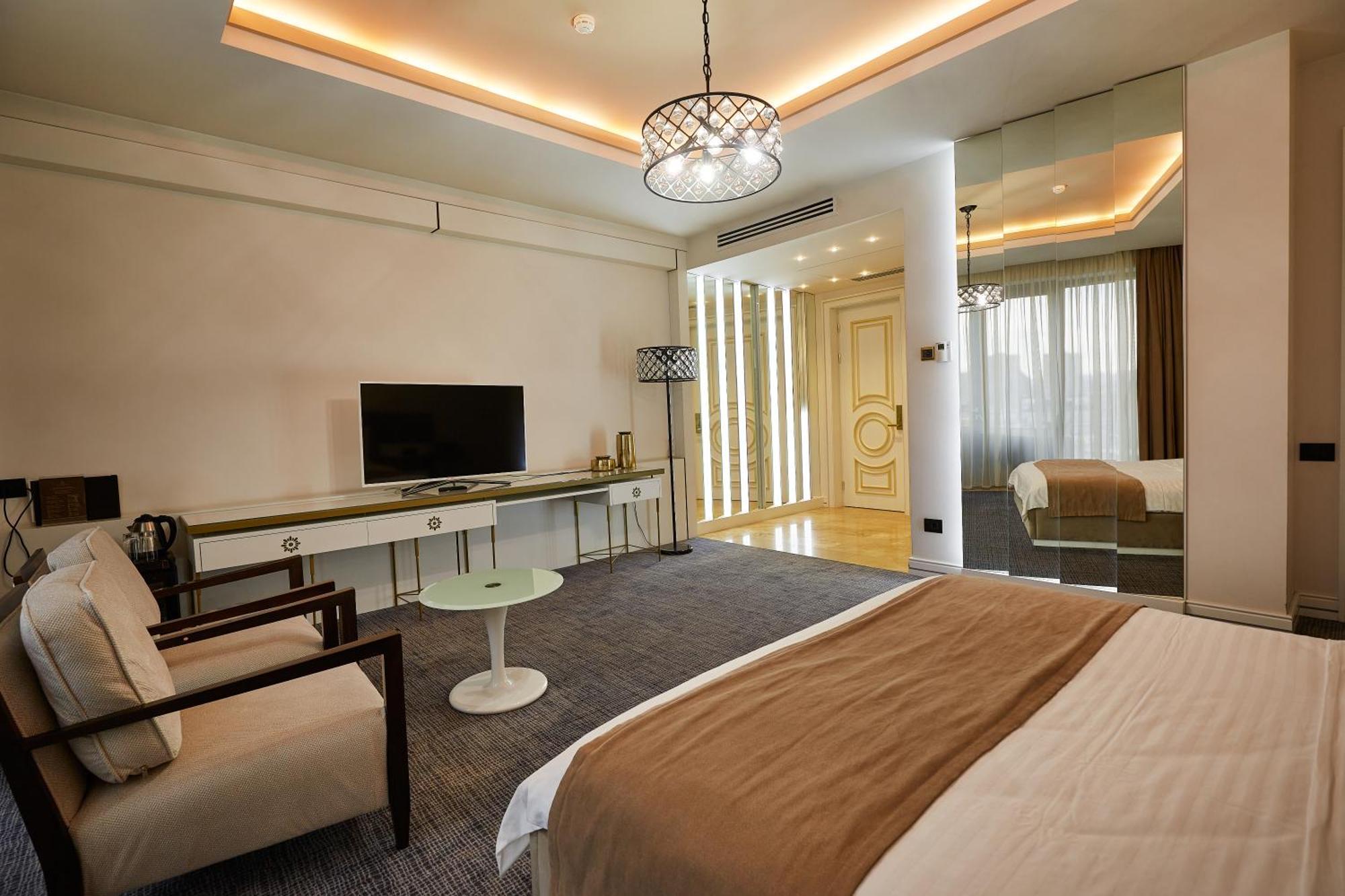 فندق أجابابيانز يريفان الغرفة الصورة A room at the hotel