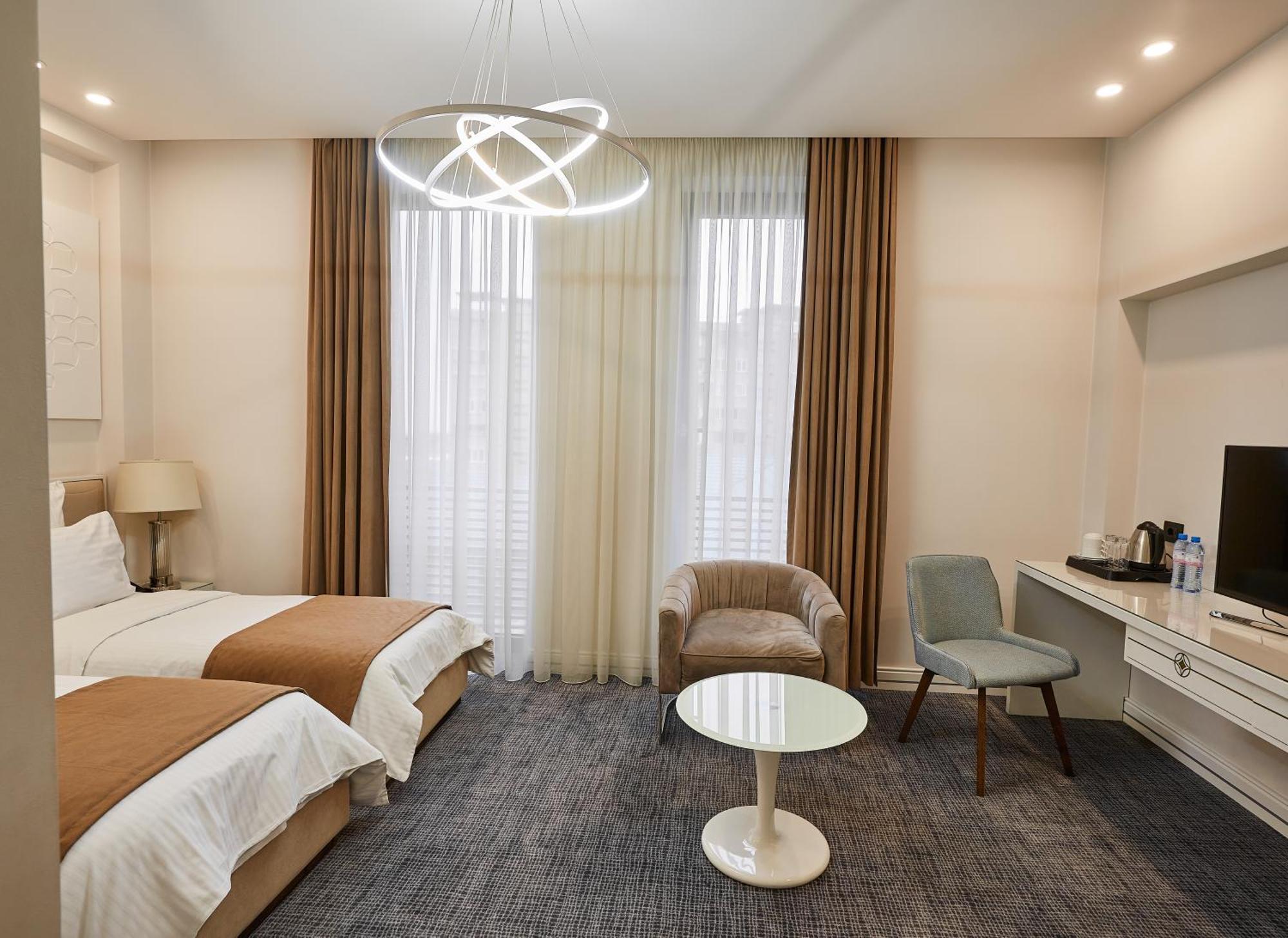 فندق أجابابيانز يريفان الغرفة الصورة A room at the hotel