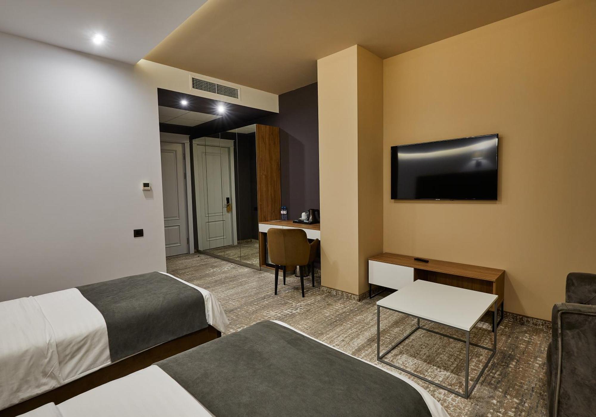 فندق أجابابيانز يريفان الغرفة الصورة A room at the hotel