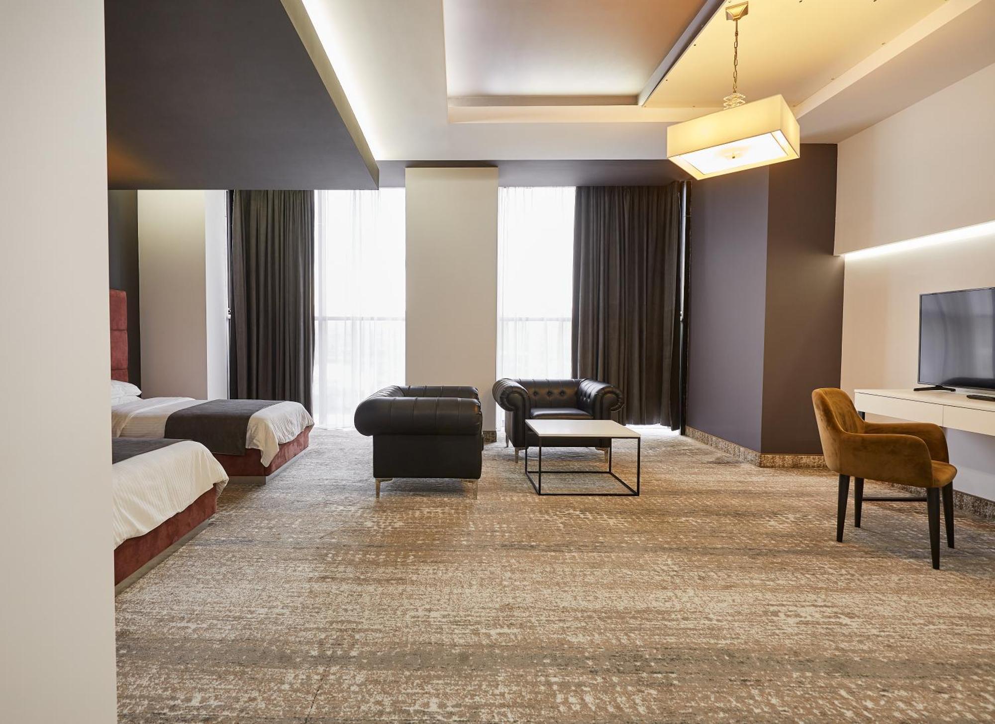 فندق أجابابيانز يريفان الغرفة الصورة A room at the hotel
