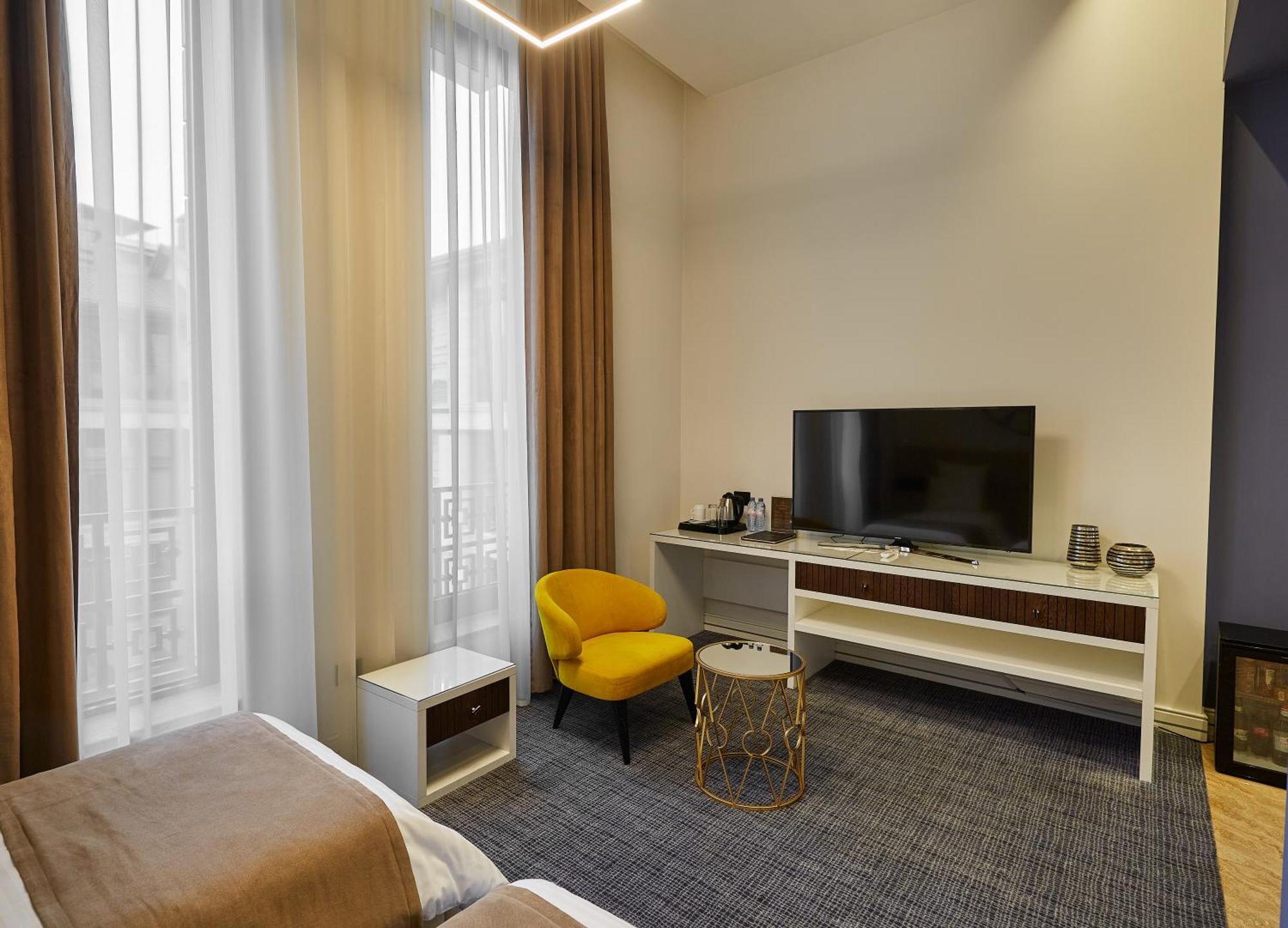 فندق أجابابيانز يريفان الغرفة الصورة A room at the hotel