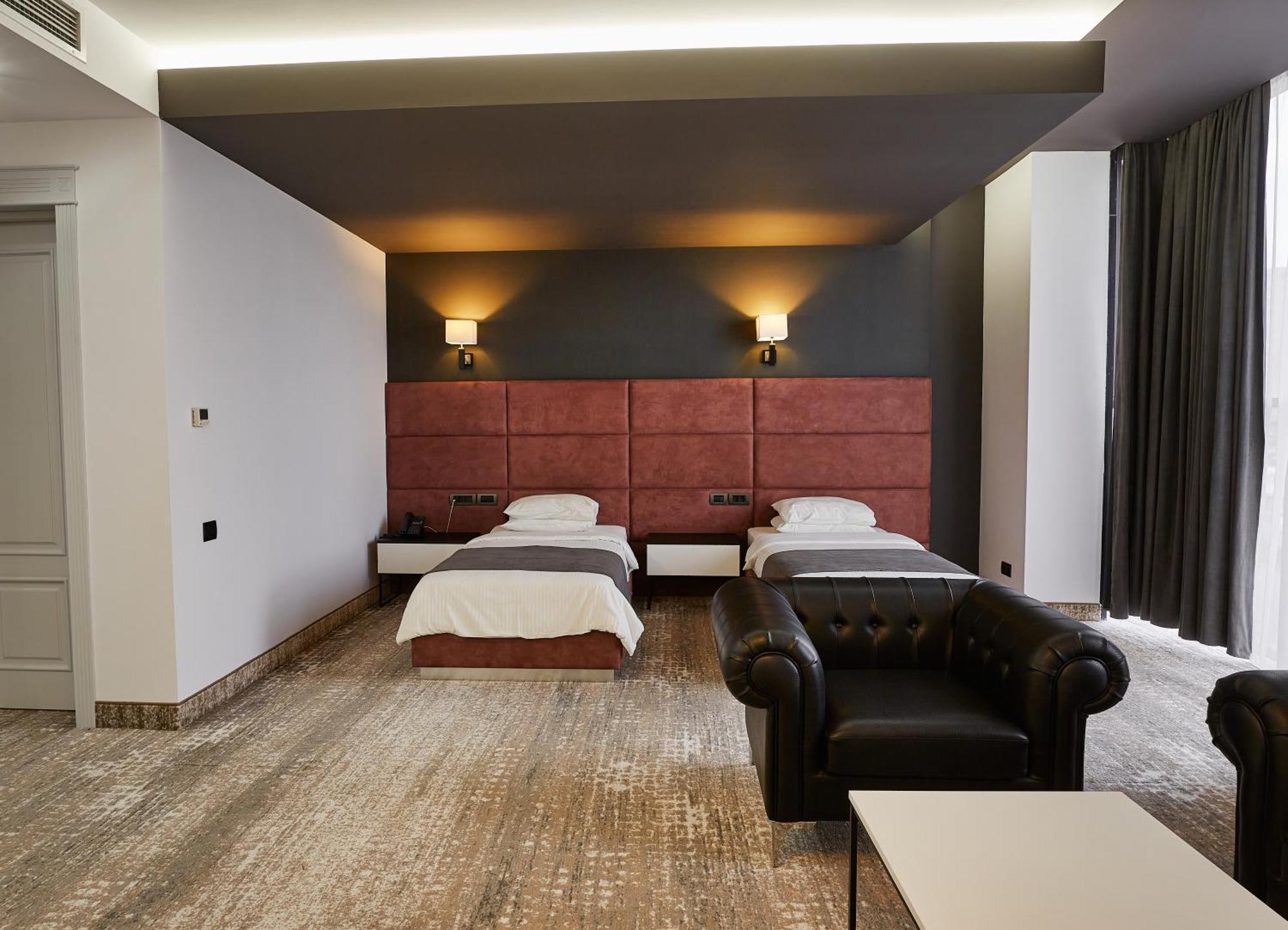 فندق أجابابيانز يريفان الغرفة الصورة A room at the hotel