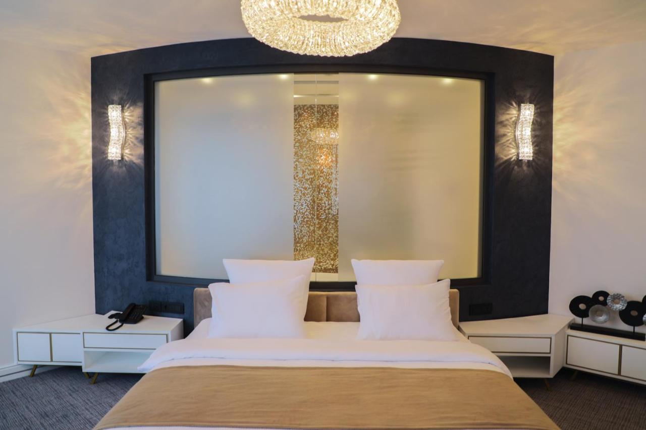 فندق أجابابيانز يريفان المظهر الخارجي الصورة A bedroom at the hotel