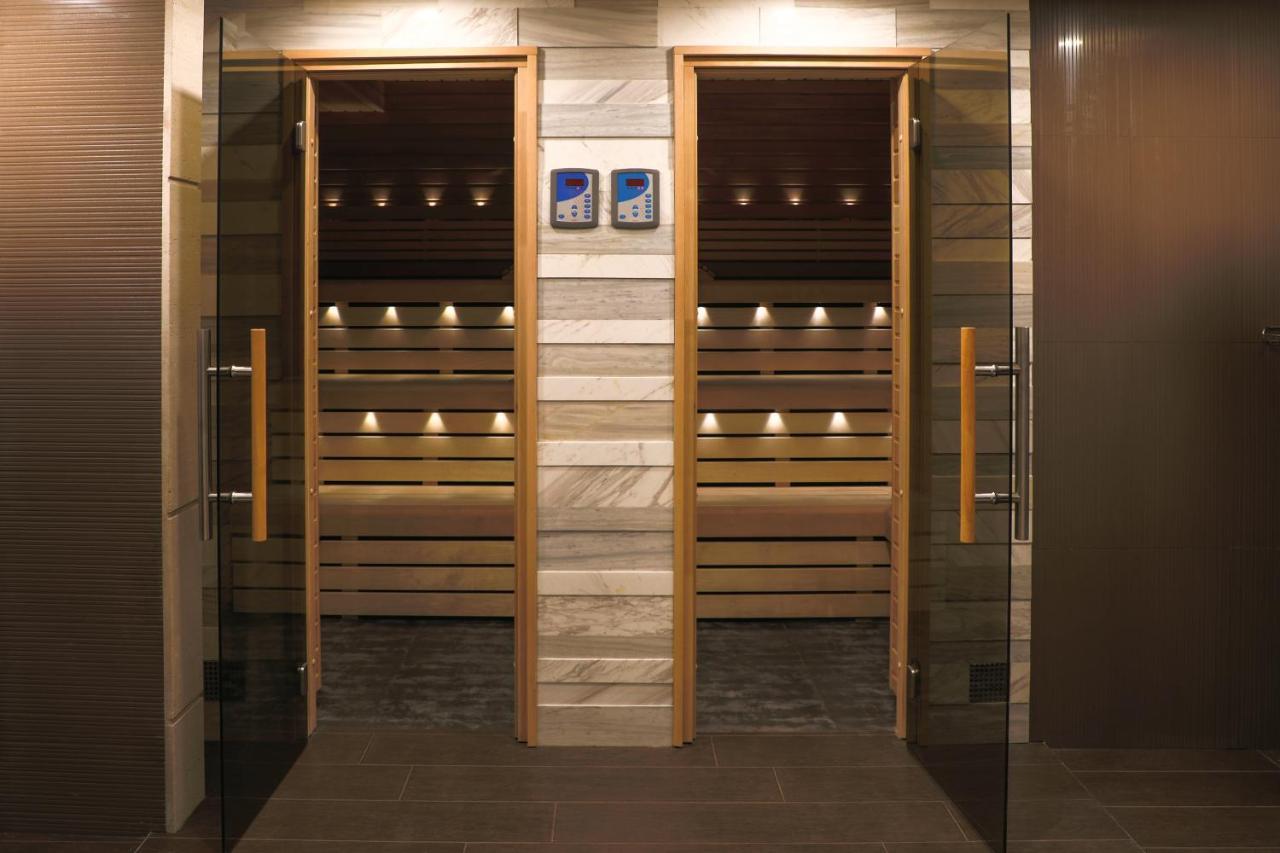 فندق أجابابيانز يريفان المظهر الخارجي الصورة A modern door