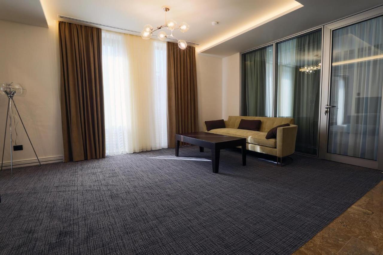 فندق أجابابيانز يريفان المظهر الخارجي الصورة A room with carpet