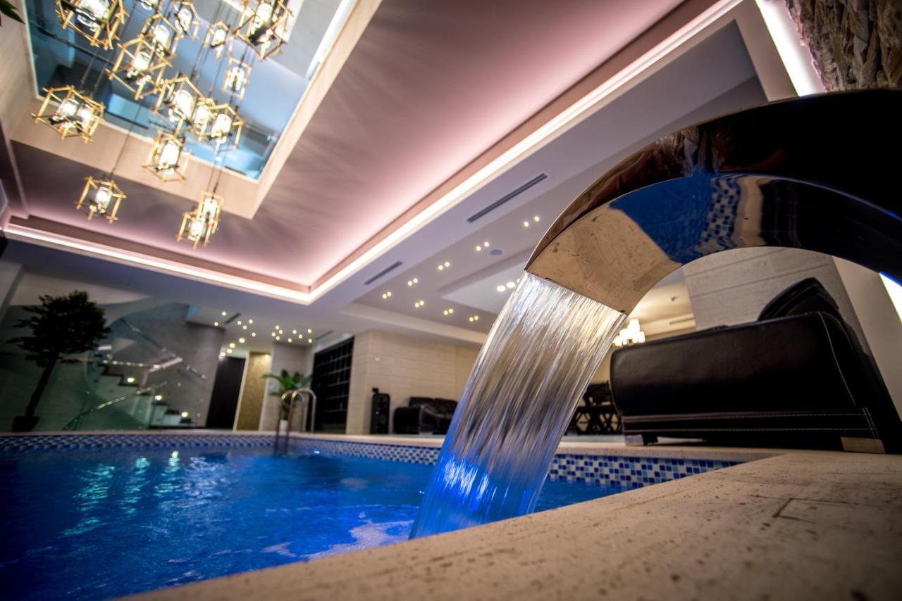 فندق أجابابيانز يريفان المظهر الخارجي الصورة The pool at the hotel
