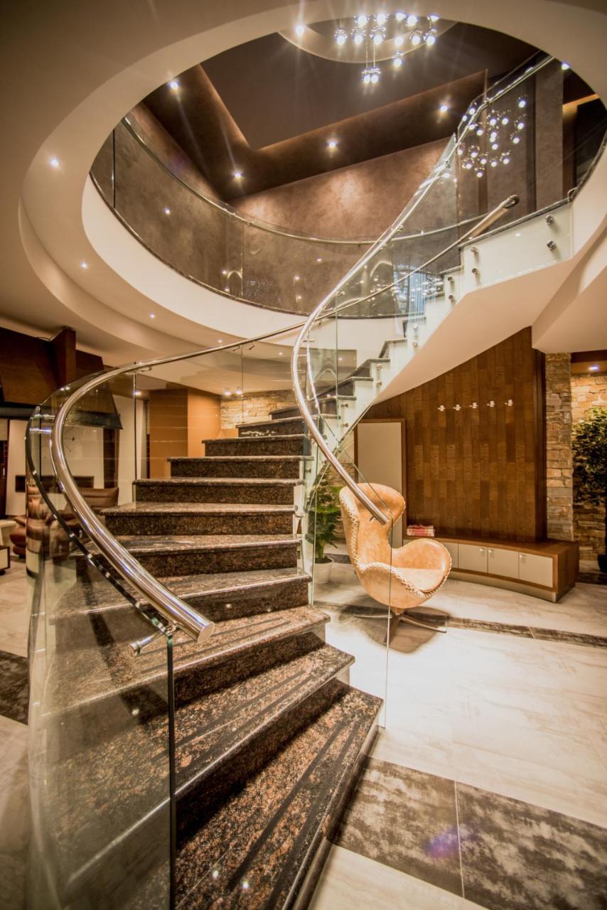 فندق أجابابيانز يريفان المظهر الخارجي الصورة The lobby of the hotel