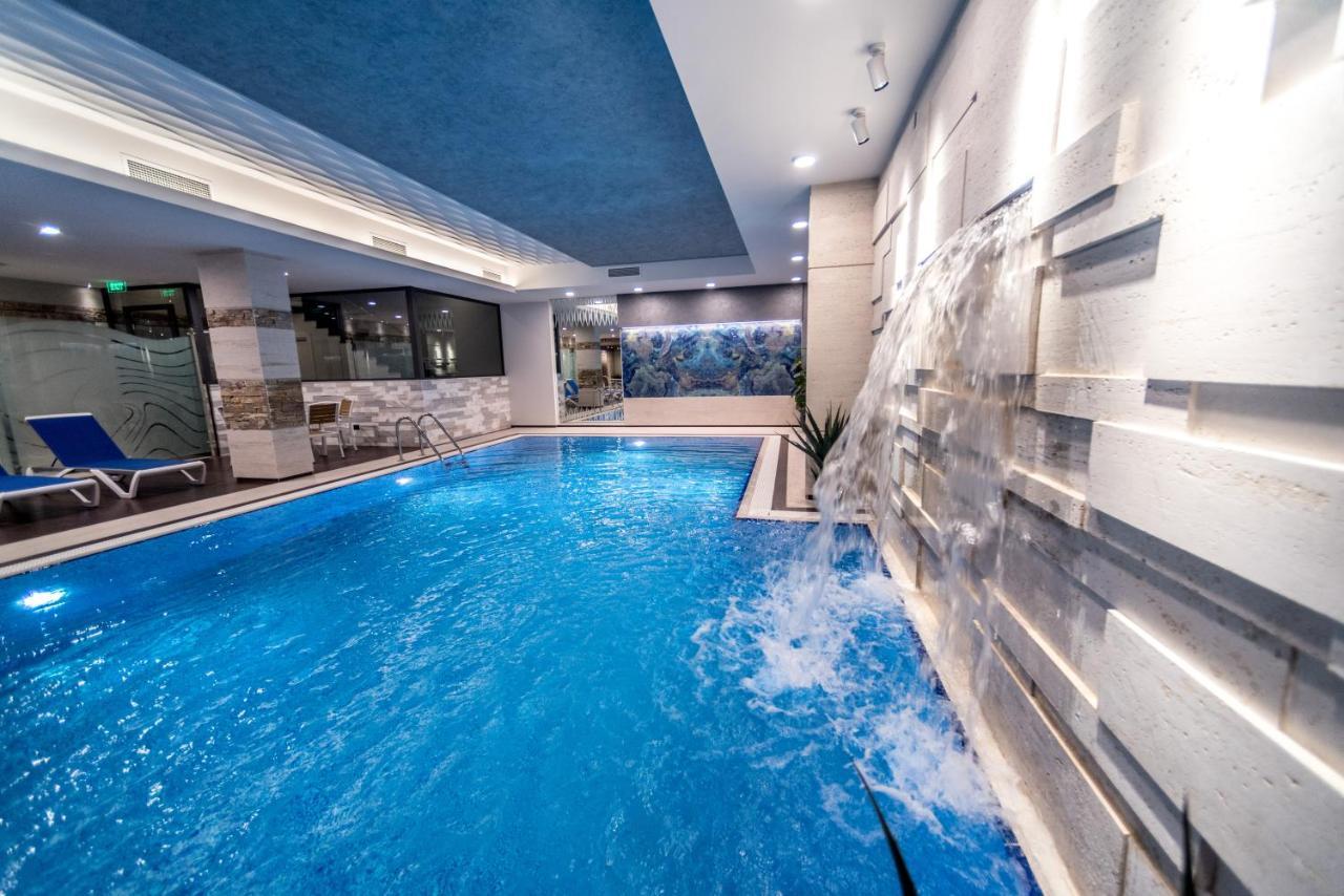 فندق أجابابيانز يريفان المظهر الخارجي الصورة The swimming pool at the hotel