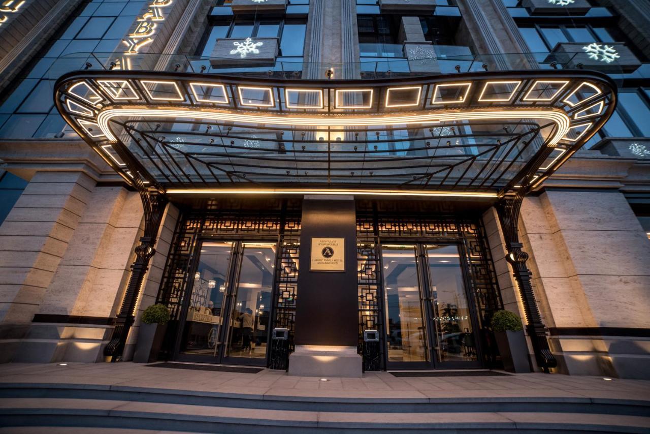 فندق أجابابيانز يريفان المظهر الخارجي الصورة Entrance of the hotel